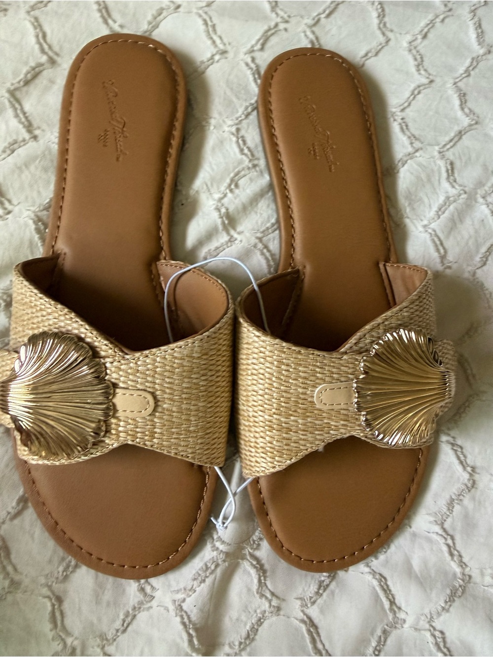 Universal Thread raffia shell ornament side sandals 8 1/2